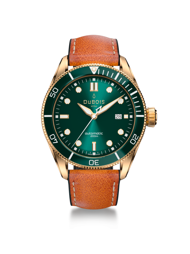 "007": Die Taucheruhr von DuBois et fils mit Gehäuse aus Bronze und Zifferblatt sowie Drehring in British Racing Green. Uhrenband aus Kalbsleder. Das Saphirglas der DBF007 sorgt für besondere Lichteffekte.