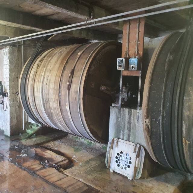 Einblick in die Wasserwerkstatt der Gerberei Graber im Emmental. Hier werden rohe Felle verarbeitet und Produkte aus echtem Leder hergestellt. Der Familienbetrieb verwendet pflanzliche Gerbstoffe. 