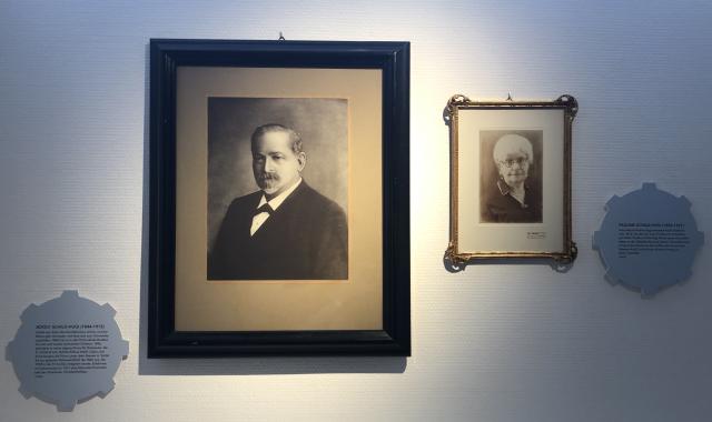 Im Treppenhaus befinden sich zwei Porträts des Ehepaars Schild-Hugi: Pauline Hugi und Adolf Schild heirateten 1873 und gründeten eine Familie mit 10 Kindern. 