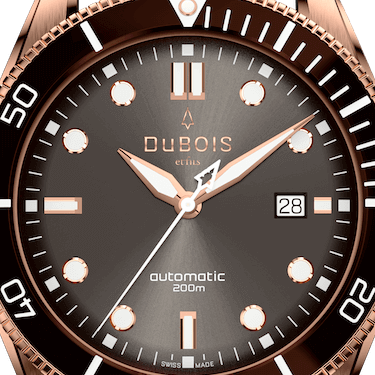 Das metallisch braune Zifferblatt der DBF007-12 der Schweizer Uhrenmarke DuBois et fils
