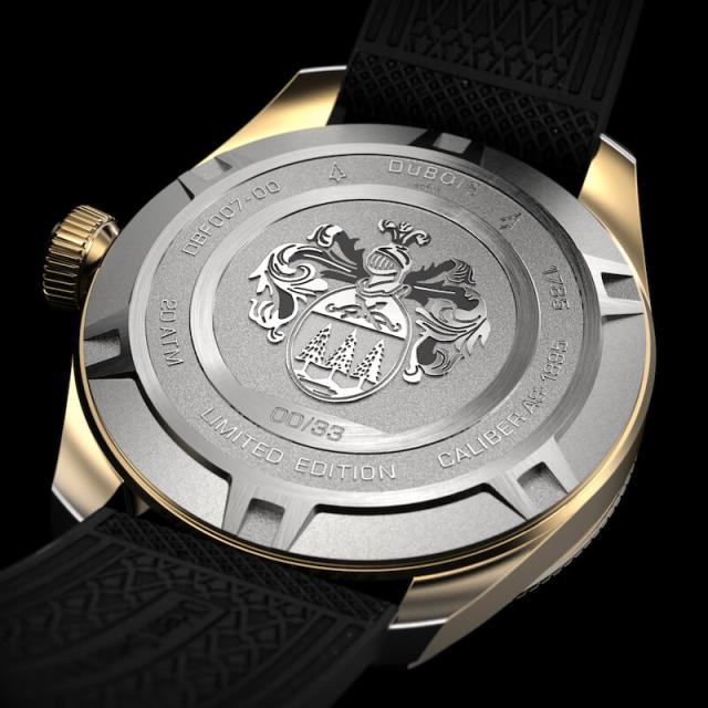 Der Boden der DBF007-04 mit dem bronzenen Gehäuse. Es handelt sich um eine limited Edition Swiss made Taucheruhr der Schweizer Uhrenmarke DuBois et fils.