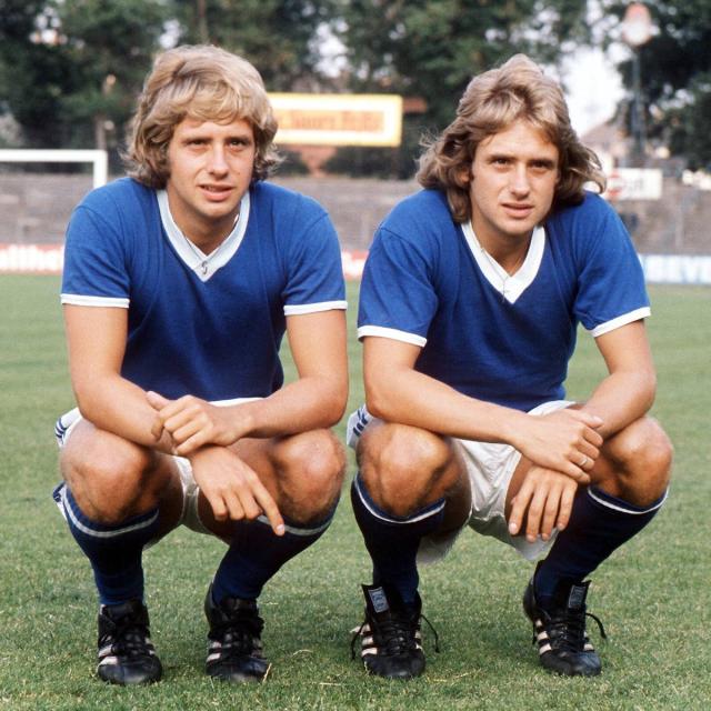 Erwin und Helmut Kremers mit Schalke-Trikot