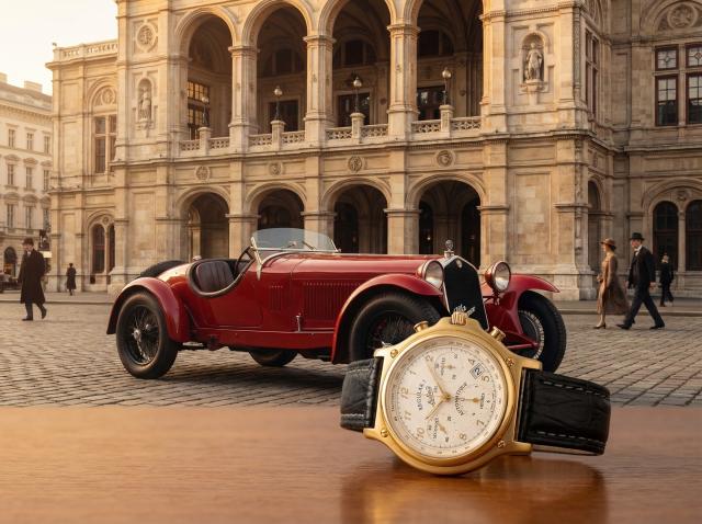 Roter, sportlicher Oldtimer vor Opernhaus, im Vordergrund Vintage-Uhr 1785 Regular 1