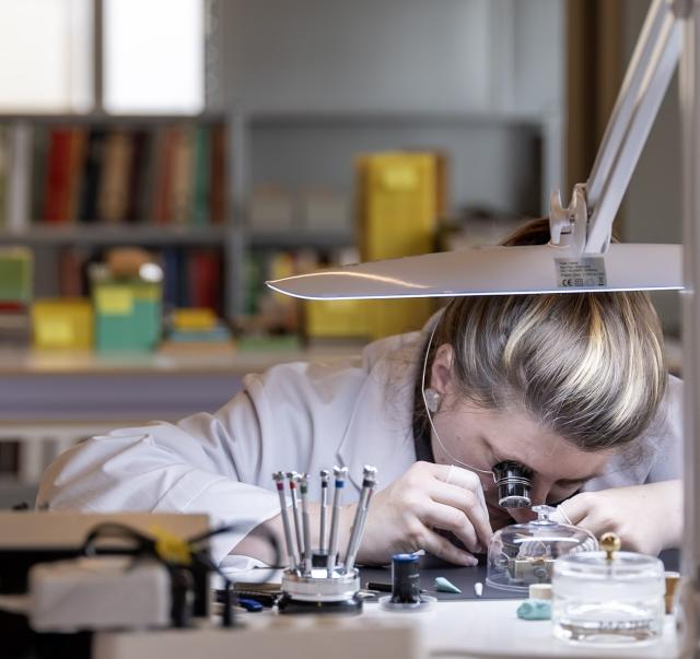 DuBois et fils: Atelier mit Uhrmacherin an der Werkbank