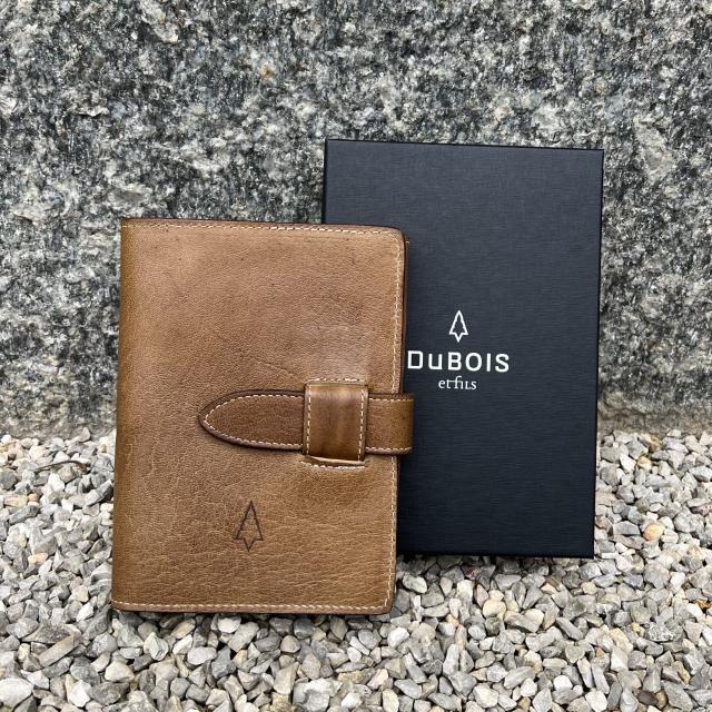 Handgefertigtes Lederetui neben einer eleganten Box mit Logo von DuBois et fils