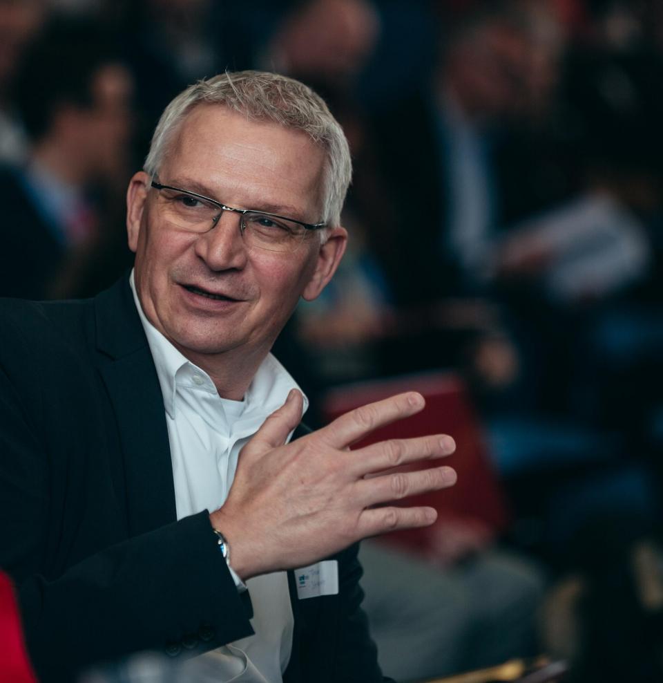 Thomas Steinemann ist CEO von DuBois et fils. Thomas Steinemann ist CEO von DuBois et fils. Werden Sie auch Aktionär*in der ältesten Uhrenfabrik der Schweiz.