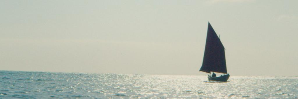 Videostill aus dem Nomads of Time Film von DuBois et fils. Das Bild zeigt ein Segelboot auf dem Wasser.