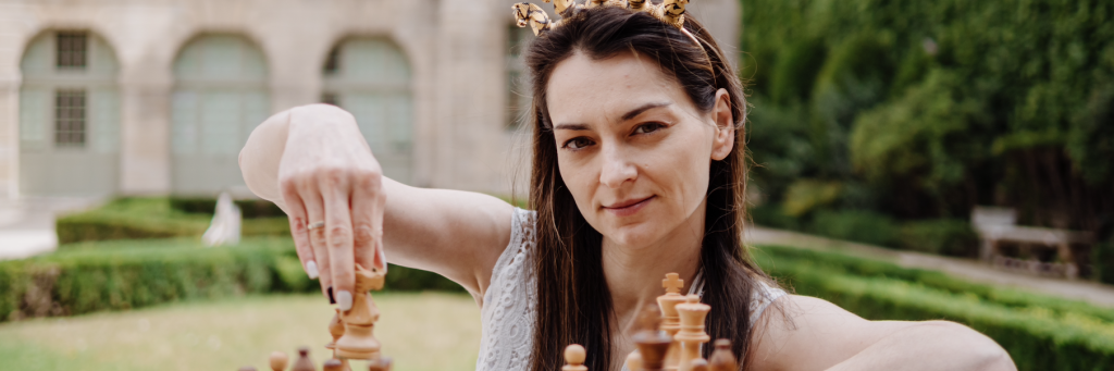 Alexandra Kosteniuk am Schach spielen