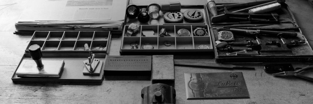Historische Werkzeuge auf Ateliertisch im Maison DuBois schwarz-weiss