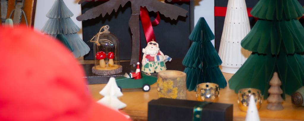 Ausschnitt aus dem Key Visual zum Adventskalender 2025 von DuBois et fils mit einem Nikolas und diversen Tannenbäumen