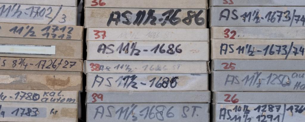 Historische Schweizer Uhrwerke in verschiedenen Aufbewahrungsboxen