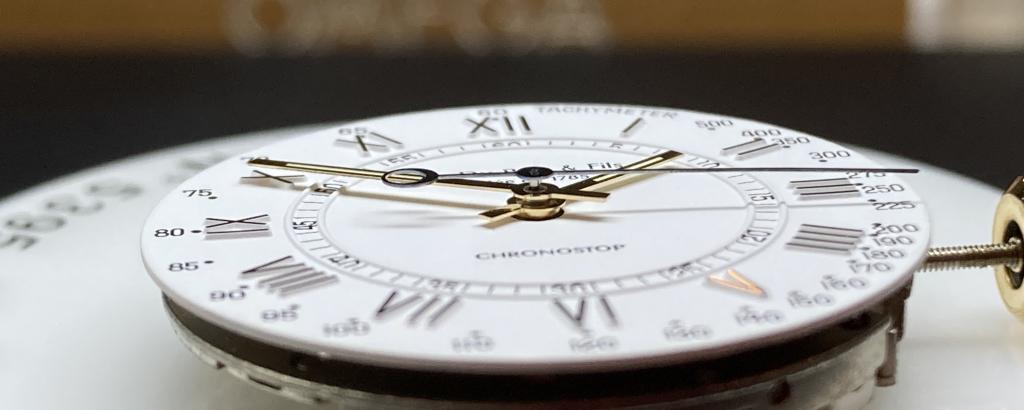 Seitlicher Blick auf die Uhr "Chronostop" von DuBois et fils. Seltenes ETA-Chronostop-Werk aus den 1950er-Jahren.