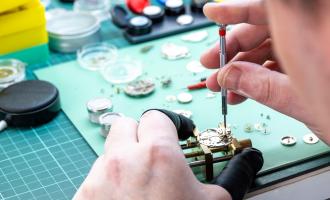 Uhrmacherei im Atelier DuBois et fils