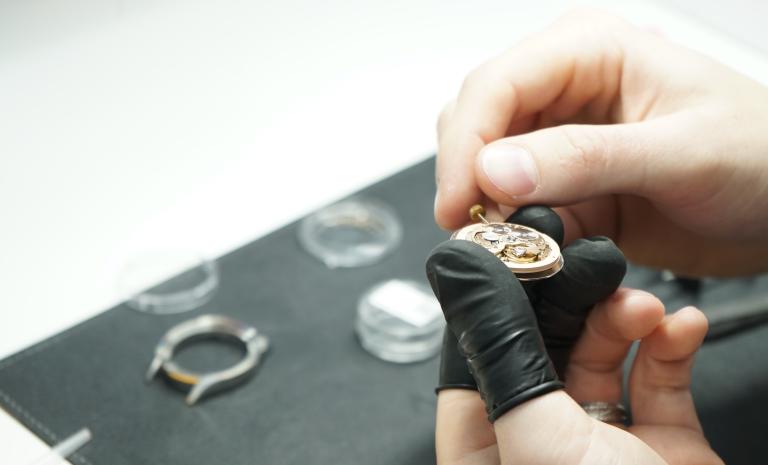 Traditionelle Uhrmacherkunst reaktiviert: Handarbeit im Uhrenatelier im Jura