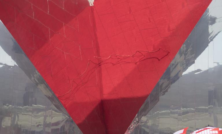 Rotes Kunstwerk mit silbrigem Rand