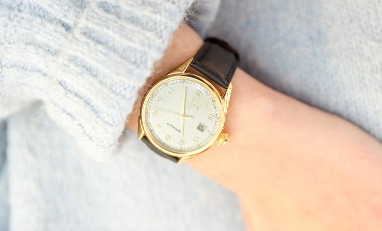 DBF008-07 von DuBois et fils am Handgelenk