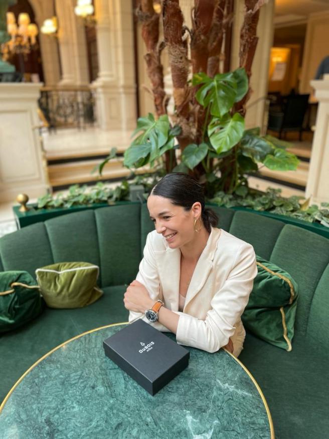 Amandine Albisson mit DuBois et fils-Uhr in Paris