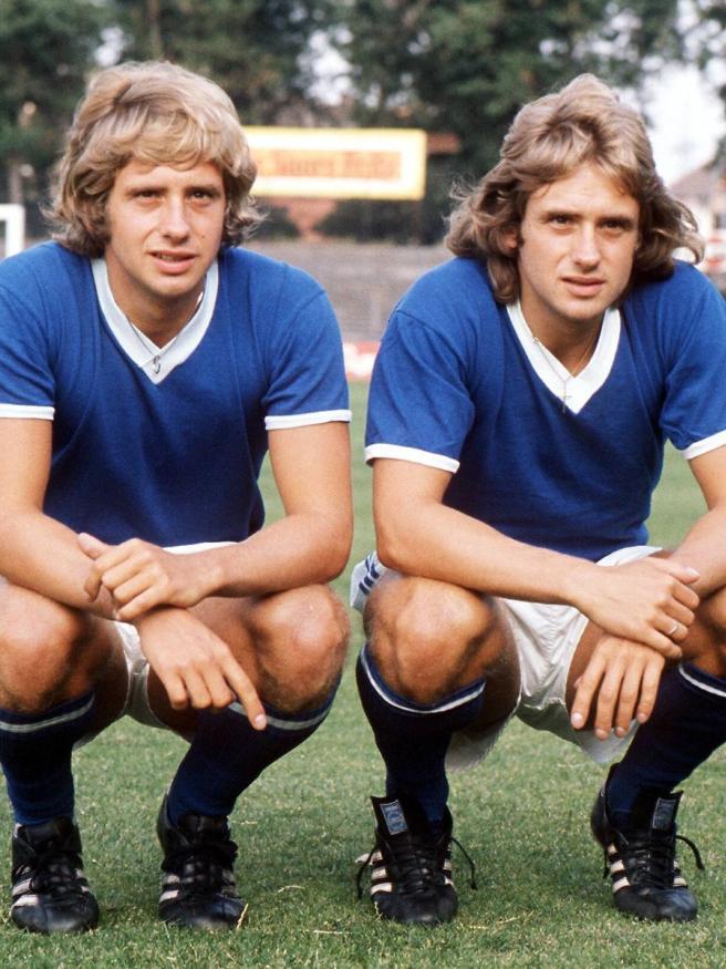 Erwin und Helmut Kremers mit Schalke-Trikot