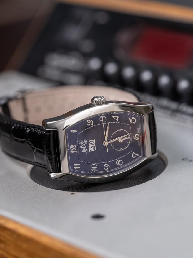 tonneau_grande_date-vintage-uhr-liegend