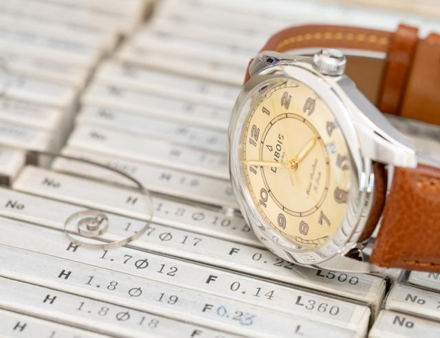 DBF011-02 von DuBois et fils_seitlich liegend
