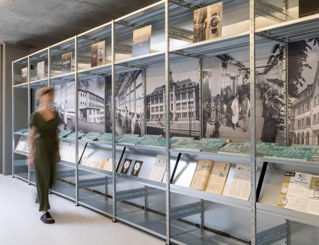 Besucherin bei DuBois et fils in der Ausstellung historischer Uhrwerke