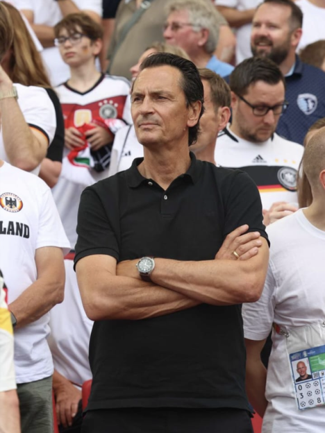 Sebastian Hellmann mit Taucheruhr