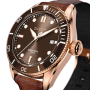 DBF007-12 in Seitenansicht, Uhrenband in Kalbsleder, Gehäuse aus Edelstahl 316L, Rotgold 5N vergoldet, Suporluminova-Punkte ermöglichen besonders gute Ablesbarkeit — auch unter Wasser