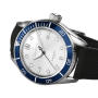 Taucheruhr mit historischem Schweizer Uhrwerk und verknüpft mit einer Blockchain. Die DBF007-09 ist mit einem weissem Zifferblatt und Drehring in Kobaltblau ausgestattet. Die Uhr verfügt über eine hervorragende Leuchtkraft dank Superluminova. 