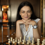 Alexandra Kosteniuk mit Schachbrett