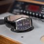 tonneau_grande_date-vintage-uhr-liegend