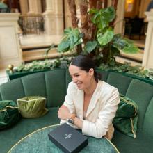 Amandine Albisson mit DuBois et fils-Uhr in Paris