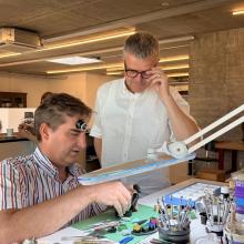 Kunde von DuBois et fils im Atelier mit Uhrmacher
