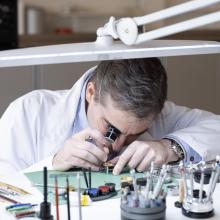 Uhrmacher bei DuBois et fils an der Werkbank