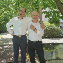 Aktionär und CEO zeigen im Garten von DuBois et fils ihre Uhren