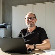 John an seinem Arbeitsplatz in der Morgensonne